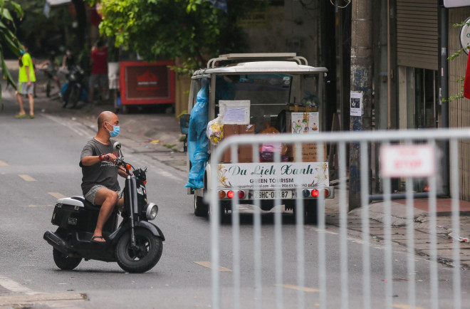 CLIP: Hết giờ tiếp tế ở phường Chương Dương, nhiều người dân ngậm ngùi khuân đồ về - 11