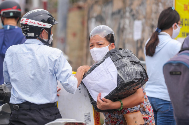 CLIP: Hết giờ tiếp tế ở phường Chương Dương, nhiều người dân ngậm ngùi khuân đồ về - 13