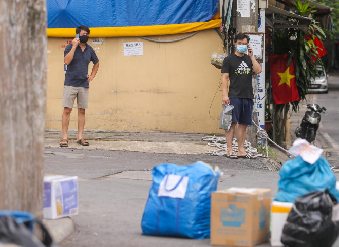 CLIP: Hết giờ tiếp tế ở phường Chương Dương, nhiều người dân ngậm ngùi khuân đồ về - 12