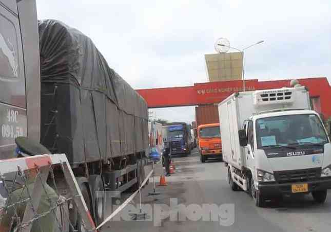 Ùn tắc hàng cây số ở các cửa ngõ vì Bình Dương siết kiểm tra tại chốt - 1