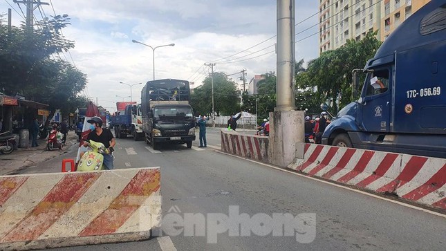 Ùn tắc hàng cây số ở các cửa ngõ vì Bình Dương siết kiểm tra tại chốt - 2