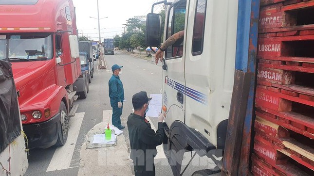 Ùn tắc hàng cây số ở các cửa ngõ vì Bình Dương siết kiểm tra tại chốt - 10