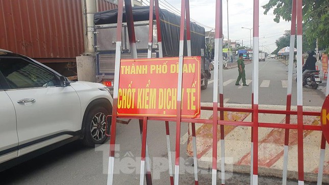 Ùn tắc hàng cây số ở các cửa ngõ vì Bình Dương siết kiểm tra tại chốt - 9