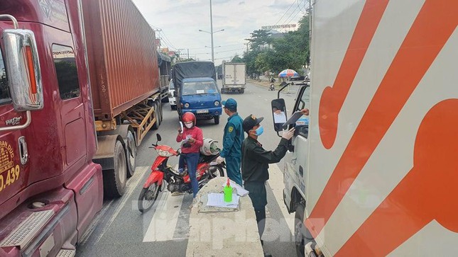 Ùn tắc hàng cây số ở các cửa ngõ vì Bình Dương siết kiểm tra tại chốt - 3