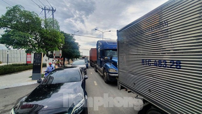 Ùn tắc hàng cây số ở các cửa ngõ vì Bình Dương siết kiểm tra tại chốt - 4