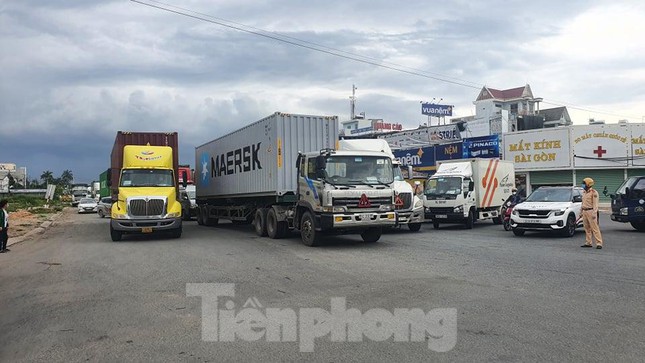 Ùn tắc hàng cây số ở các cửa ngõ vì Bình Dương siết kiểm tra tại chốt - 5
