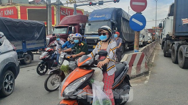 Ùn tắc hàng cây số ở các cửa ngõ vì Bình Dương siết kiểm tra tại chốt - 6