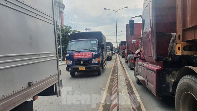 Ùn tắc hàng cây số ở các cửa ngõ vì Bình Dương siết kiểm tra tại chốt - 7