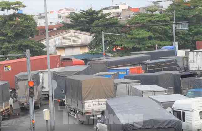 Ùn tắc hàng cây số ở các cửa ngõ vì Bình Dương siết kiểm tra tại chốt - 8