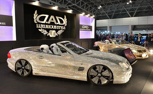 Chiếc xe Mercedes Benz SL 600 nạm kim cương này của hoàng tử  Al Waleed bin Talal trị giá lên đến 48 triệu USD.
