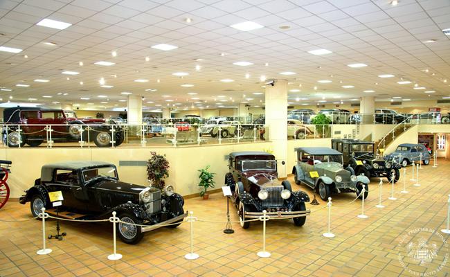 Bộ sưu tập siêu xe của ông có hơn 100 chiếc xế hộp vô cùng quý hiếm, đặc biệt những chiếc xe trong bộ sưu tập này thuộc nhiều chủng loại khác nhau, bao gồm xe hơi thể thao, xe lượn phố...
