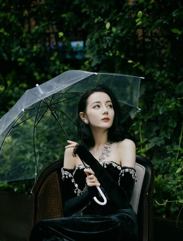 Địch Lệ Nhiệt Ba hóa quý cô yêu kiều, nhan sắc 'bùng nổ' mạng xã hội-Thời trang