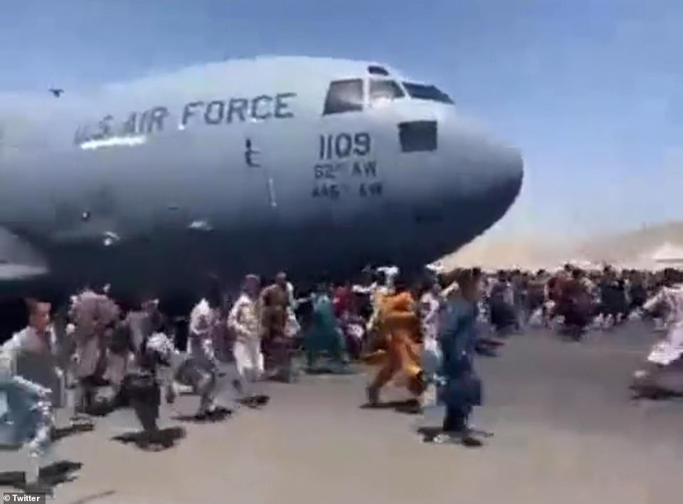Video: 3 người đu bám rơi khỏi máy bay chở người sơ tán ở Kabul xuống đất tử vong - 1