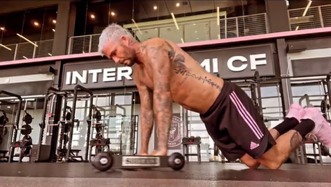 U50 David Beckham vẫn giữ được cơ bắp "đá tảng" nhờ bài tập này - 5