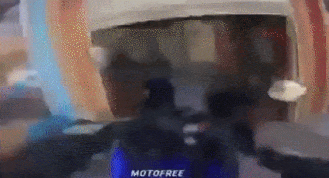 Video: Tránh ô tô trên đường đi, lái xe mô tô lao vỡ tan tành cửa kính nhà dân - 1