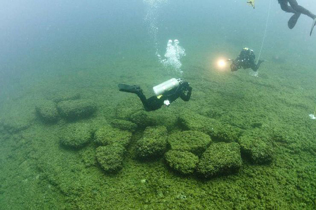 Hồ Huron: Một bãi săn tuần lộc 9.000 năm tuổi vừa được phát hiện dưới đáy hồ. Tuyến đường thời tiền sử này, được gọi là Drop 45 Drive Lane, chạy từ Michigan đến Ontario và hiện đang bị nhấn chìm dưới nước ở độ sâu 36m. Nó vẫn là một trong những địa điểm khảo cổ phức tạp nhất ở Mỹ, 
