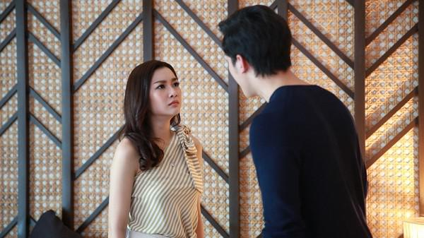 Đêm muộn đi công tác về chồng vội ôm ấp vợ, ngẩng mặt nhìn tấm ảnh trên tường mà anh ta suýt ngã khỏi giường - 1