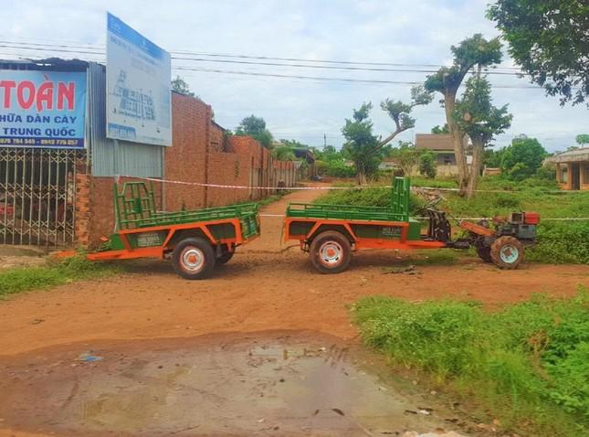 Mẹ mắc COVID-19, bố phải cách ly, bé sơ sinh lớn lên bằng bầu sữa xóm giềng - 3