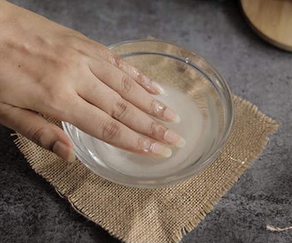 Móng tay từ đen xỉn, sần sùi trở nên trắng hồng, bóng mịn với loạt mẹo sau - 8