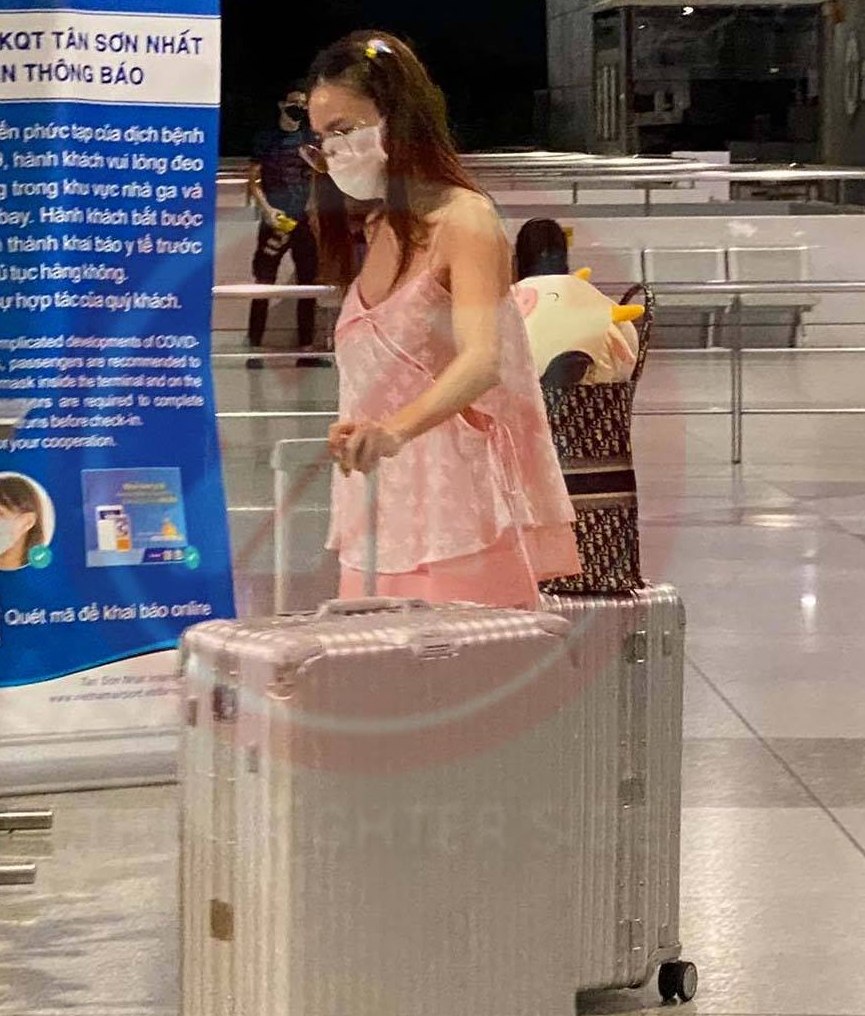 Lan Ngọc gây tranh cãi vì mặc đồ ngủ ra sân bay - 1