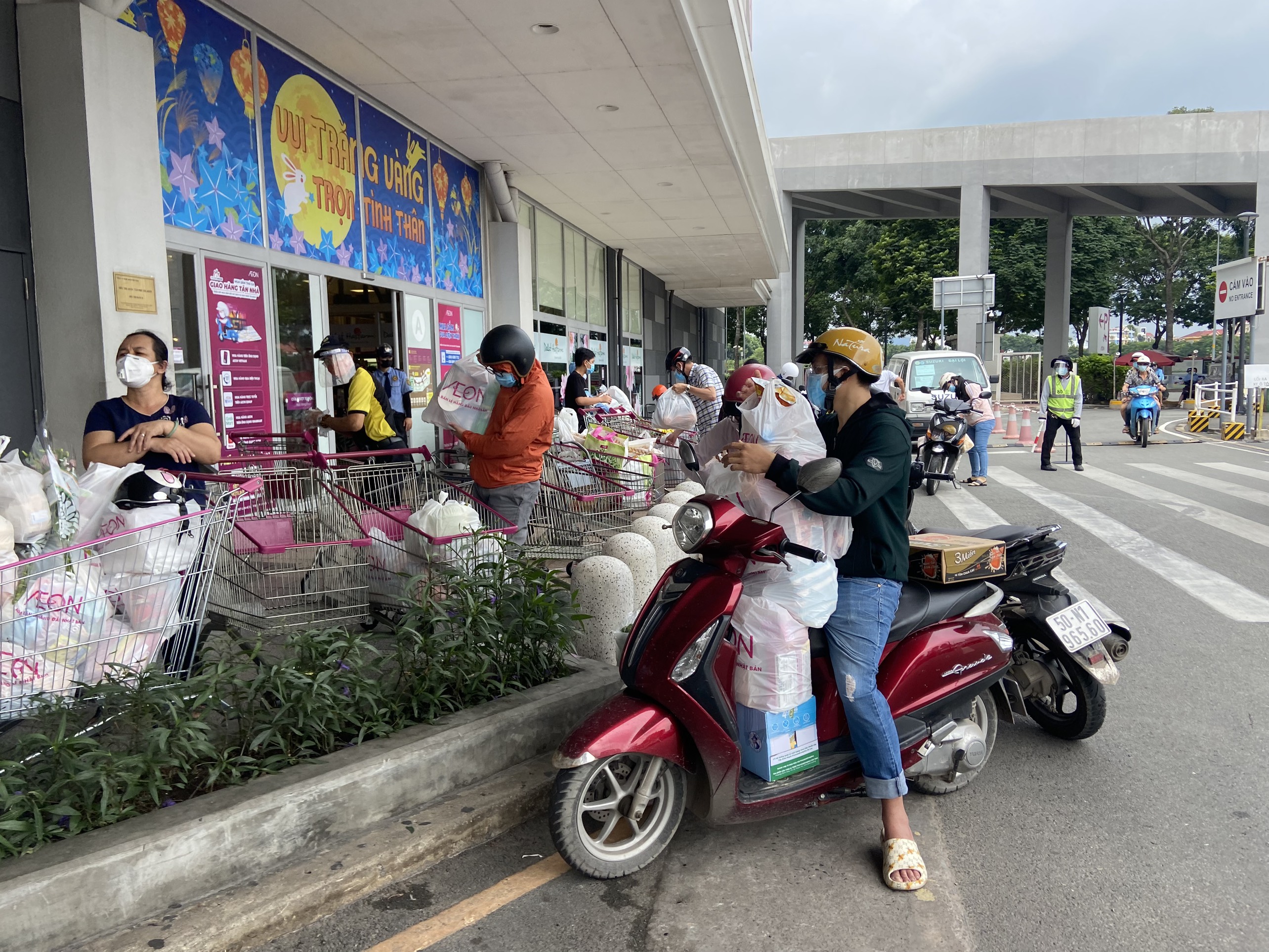 Ảnh: Người dân xếp hàng dài chờ vào siêu thị ở TP.HCM để mua hàng hóa - 11