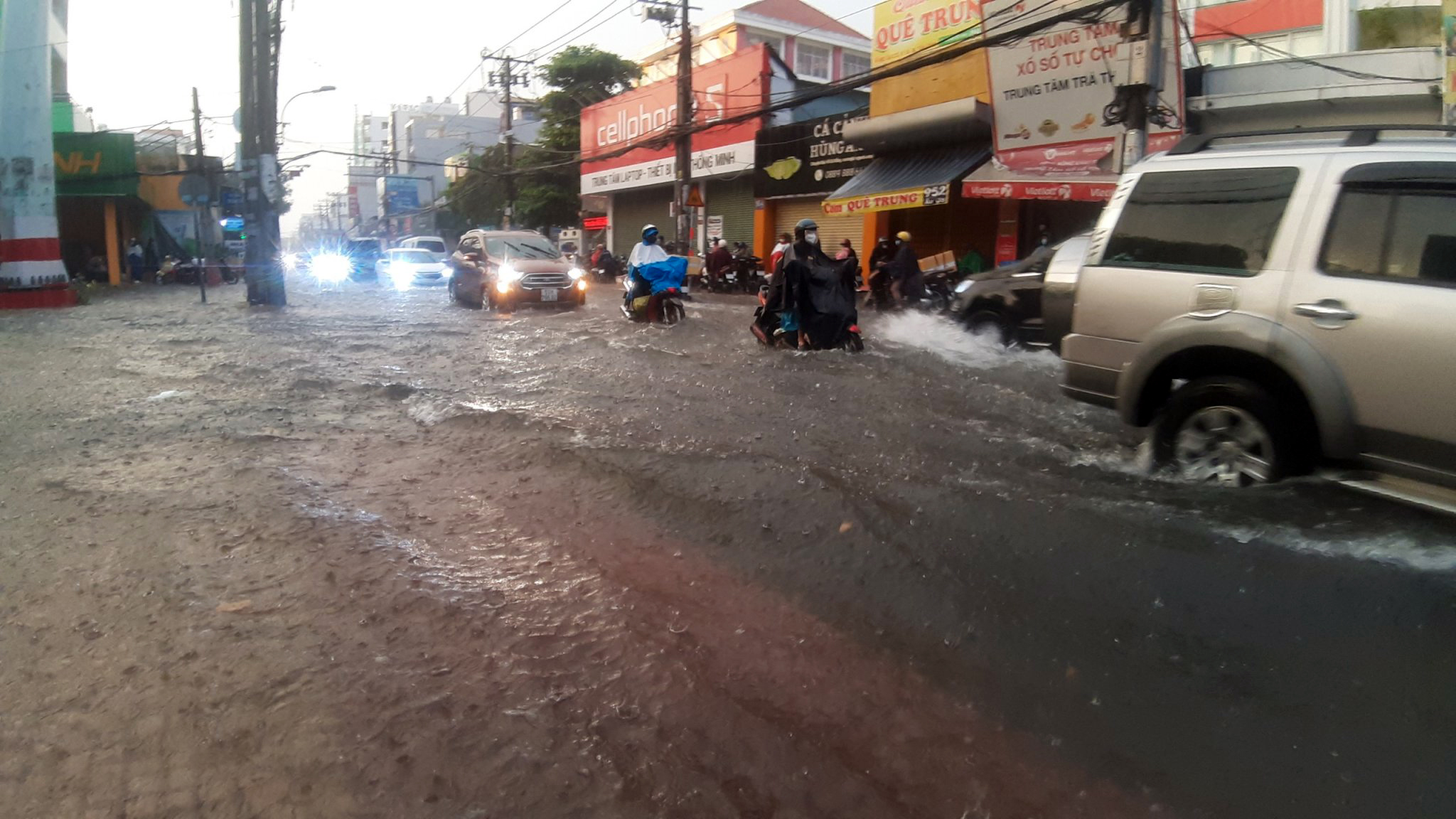 Hình Ảnh Đường Phố Sài Gòn Ngập Lênh Láng Sau Mưa Lớn