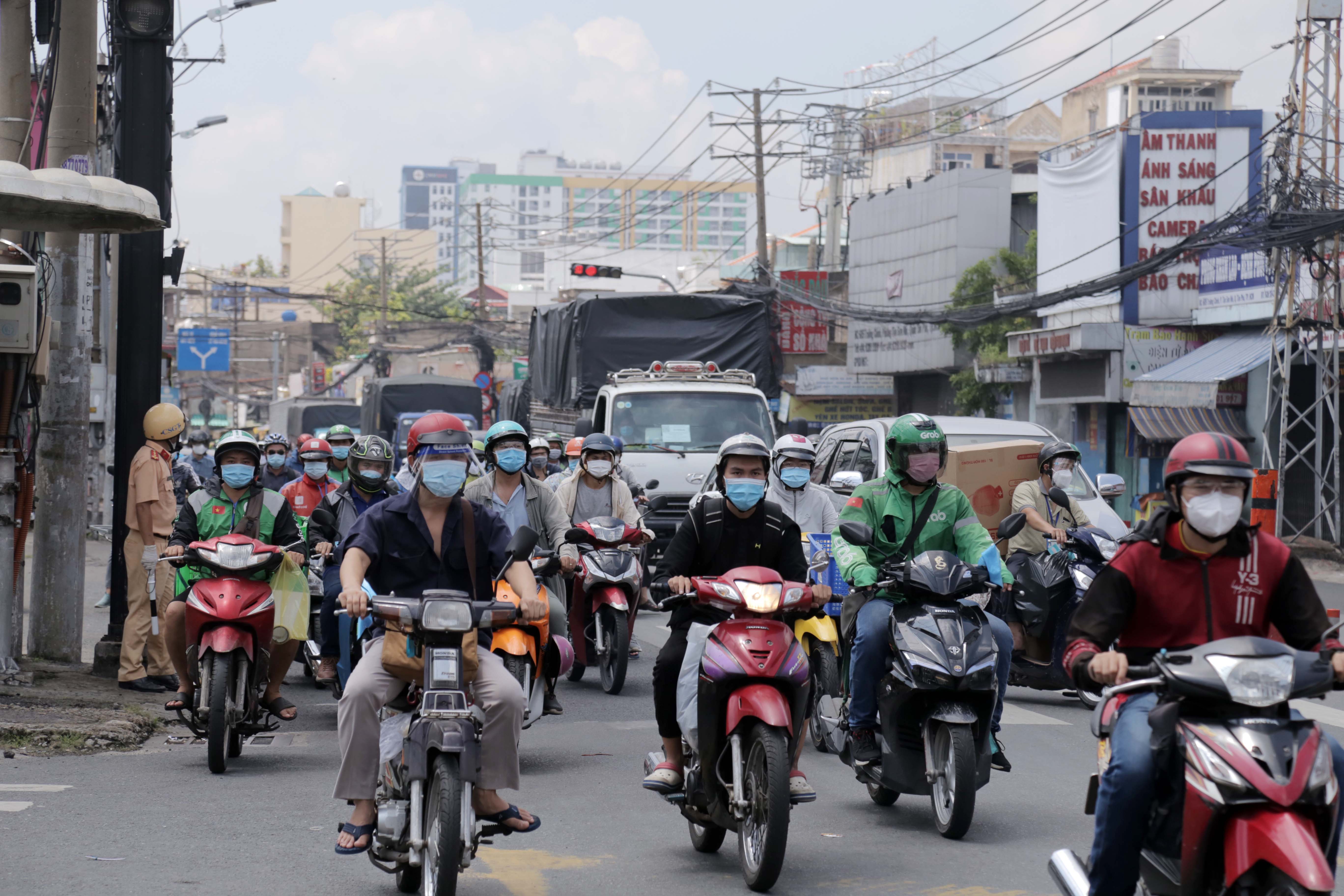Người dân TP.HCM ùn ùn đến siêu thị mua thực phẩm, nhiều tuyến đường kẹt cứng - 3