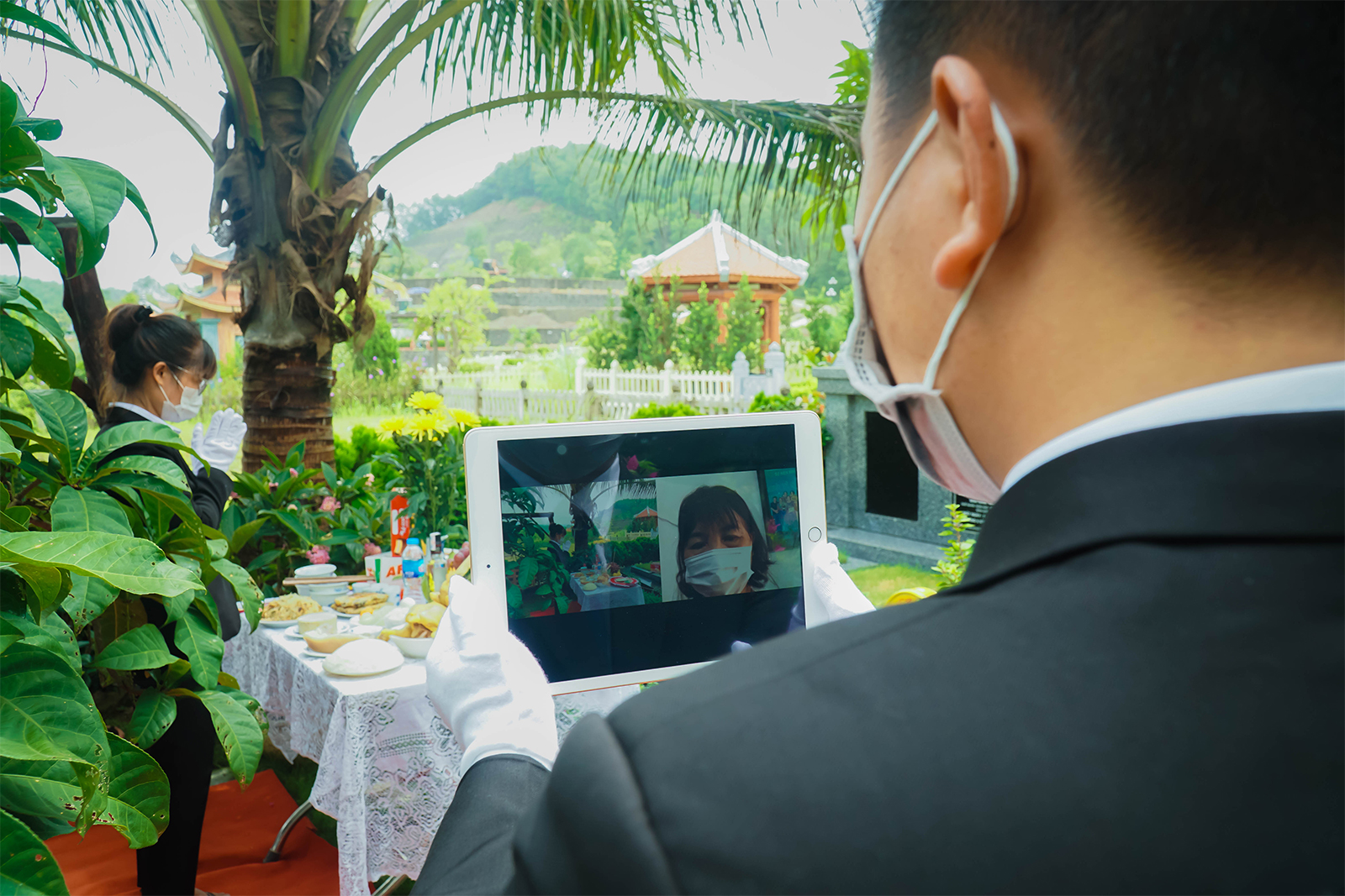 Ảnh: Người Hà Nội cúng lễ Vu Lan online bằng video call giữa mùa dịch COVID-19 - 16