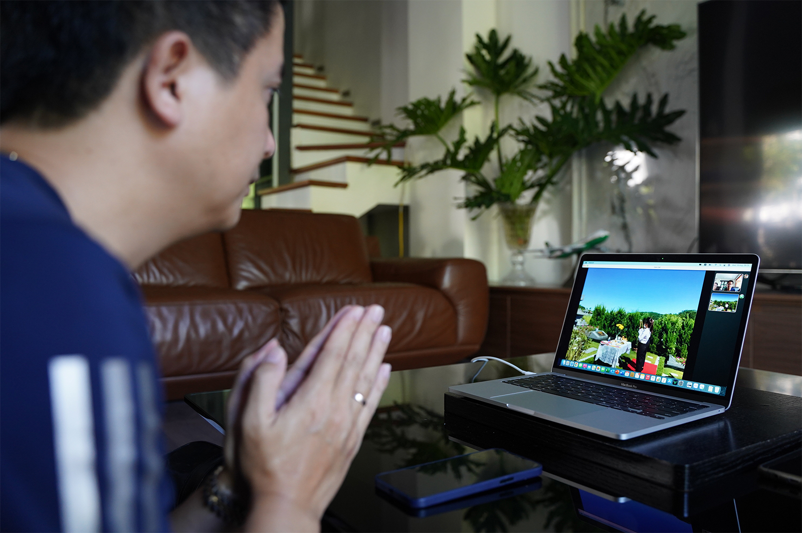 Ảnh: Người Hà Nội cúng lễ Vu Lan online bằng video call giữa mùa dịch COVID-19 - 8