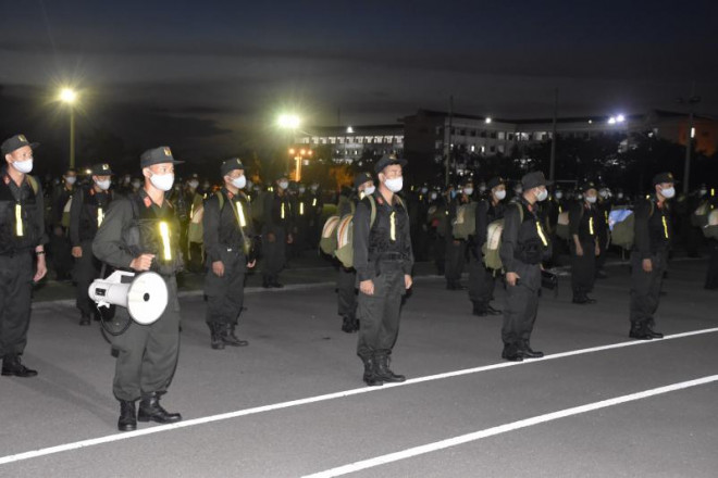 Trung đoàn CSCĐ Trung Bộ xuất quân ngay trong đêm chi viện Bình Dương chống dịch - 1