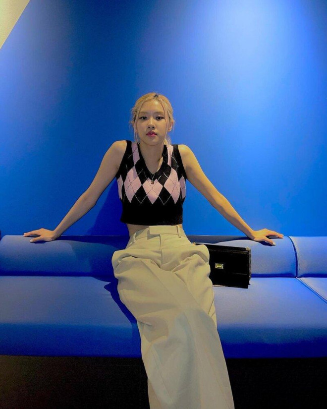 Rosé BLACKPINK có tỉ lệ cơ thể hoàn mỹ thế nào mà chụp ảnh ngồi vẫn thấy chân dài miên man - 10