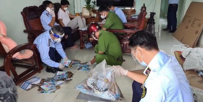 Tái chế hơn 1 tấn khẩu trang phế liệu bán về miền Tây - 2