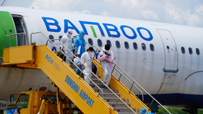 Hai chuyến bay chở gần 400 bà bầu, trẻ em từ TP HCM về đến Quảng Bình - 3