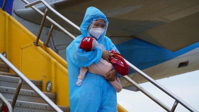 Hai chuyến bay chở gần 400 bà bầu, trẻ em từ TP HCM về đến Quảng Bình - 4