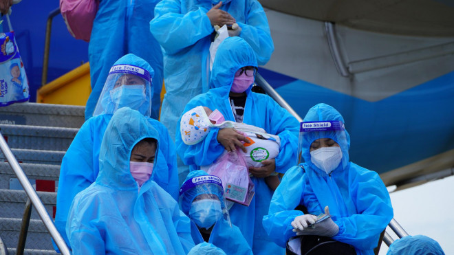 Hai chuyến bay chở gần 400 bà bầu, trẻ em từ TP HCM về đến Quảng Bình - 5