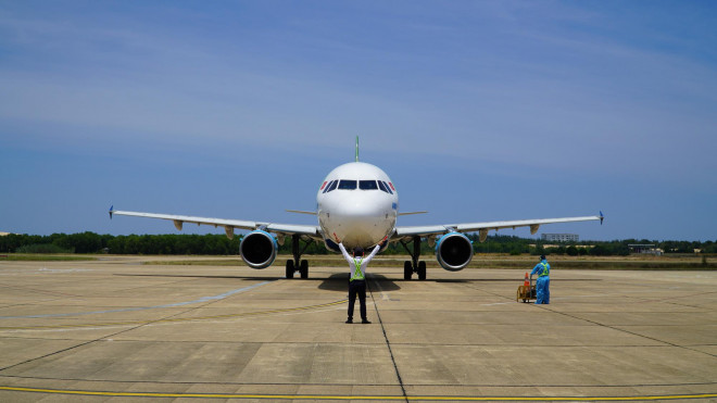 Hai chuyến bay chở gần 400 bà bầu, trẻ em từ TP HCM về đến Quảng Bình - 8