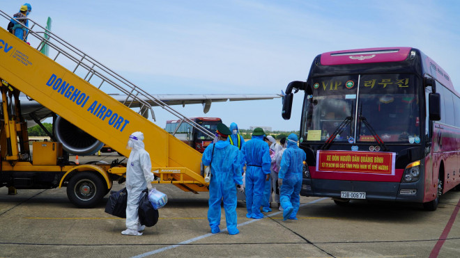 Hai chuyến bay chở gần 400 bà bầu, trẻ em từ TP HCM về đến Quảng Bình - 7