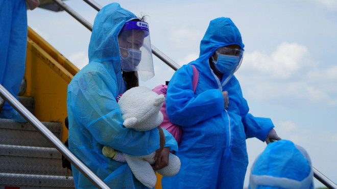 Hai chuyến bay chở gần 400 bà bầu, trẻ em từ TP HCM về đến Quảng Bình - 9