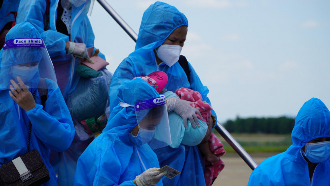 Hai chuyến bay chở gần 400 bà bầu, trẻ em từ TP HCM về đến Quảng Bình - 10