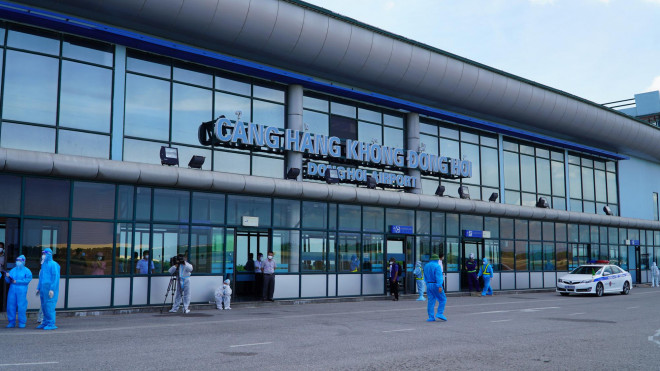Hai chuyến bay chở gần 400 bà bầu, trẻ em từ TP HCM về đến Quảng Bình - 12