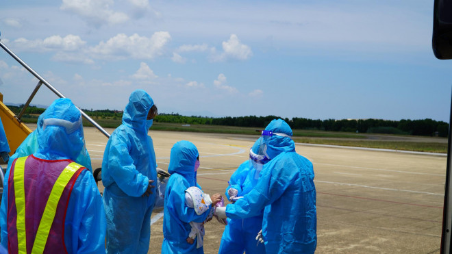 Hai chuyến bay chở gần 400 bà bầu, trẻ em từ TP HCM về đến Quảng Bình - 13