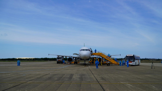 Hai chuyến bay chở gần 400 bà bầu, trẻ em từ TP HCM về đến Quảng Bình - 14