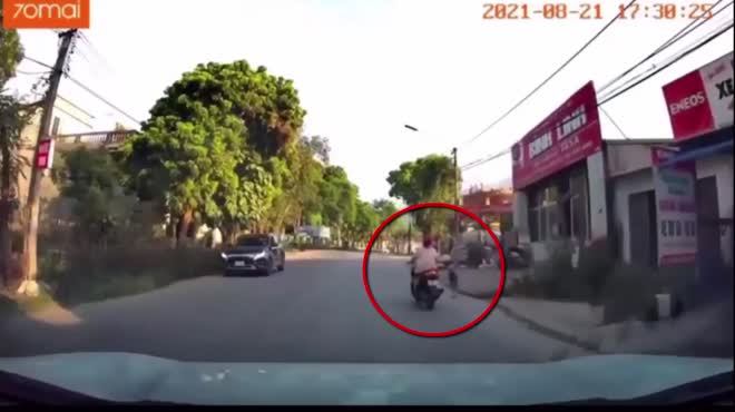 Clip: Thót tim cảnh lái ô tô “cứu nạn” cậu bé cắm mặt băng qua đường - 1