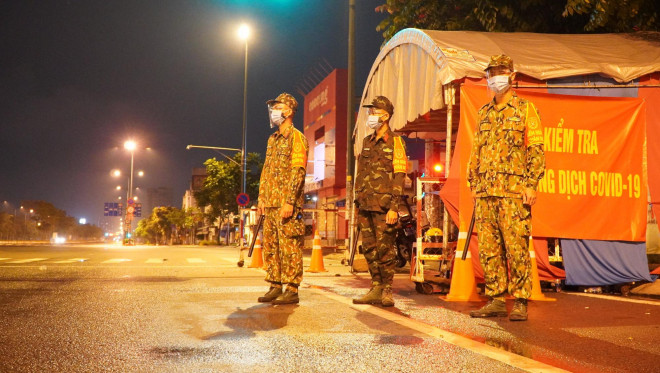TP HCM bắt đầu 2 tuần siết chặt giãn cách xã hội - 8