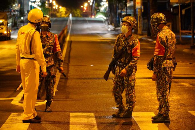 TP HCM bắt đầu 2 tuần siết chặt giãn cách xã hội - 12