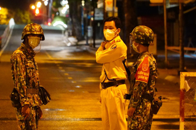 TP HCM bắt đầu 2 tuần siết chặt giãn cách xã hội - 13