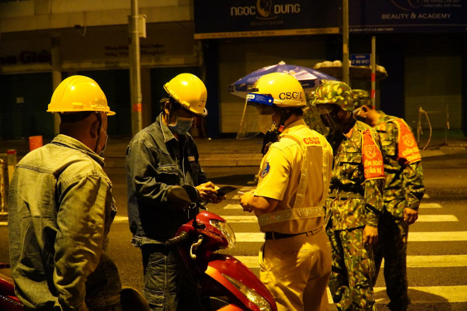 TP HCM bắt đầu 2 tuần siết chặt giãn cách xã hội - 14