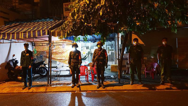 Lực lượng quân đội cùng tham gia túc trực các chốt kiểm soát dịch - 4