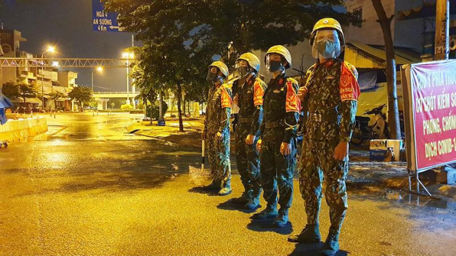 Lực lượng quân đội cùng tham gia túc trực các chốt kiểm soát dịch - 5