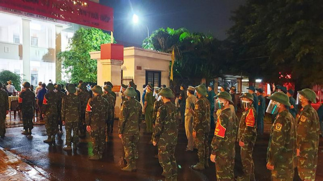 Lực lượng quân đội cùng tham gia túc trực các chốt kiểm soát dịch - 2